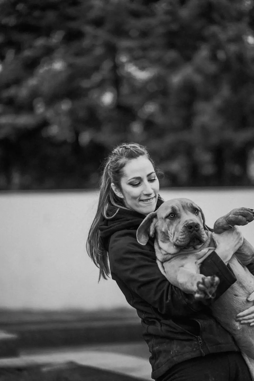 Sandra Freitas com um cachorro Boerboel ao colo